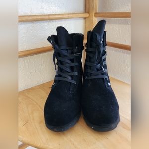 Bearpaw boots with heal